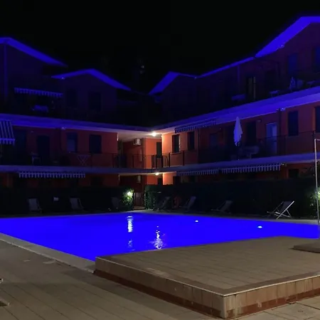 Modern With Garden And Pool Appartement